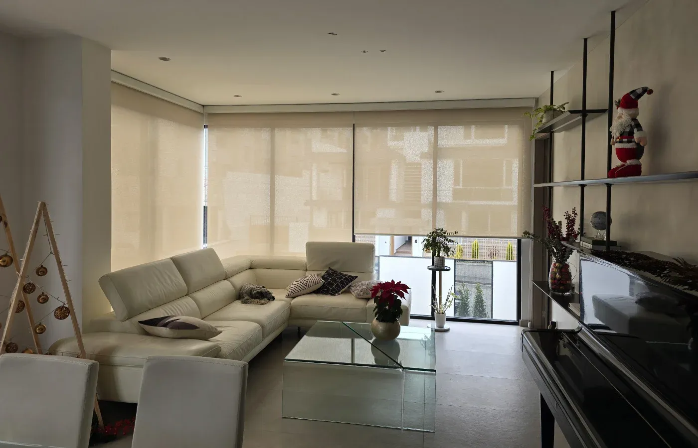 Sala con cortinas Globalcort instaladas a medida